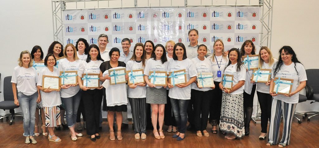 Professoras da Rede Municipal são premiadas por alcançarem metas