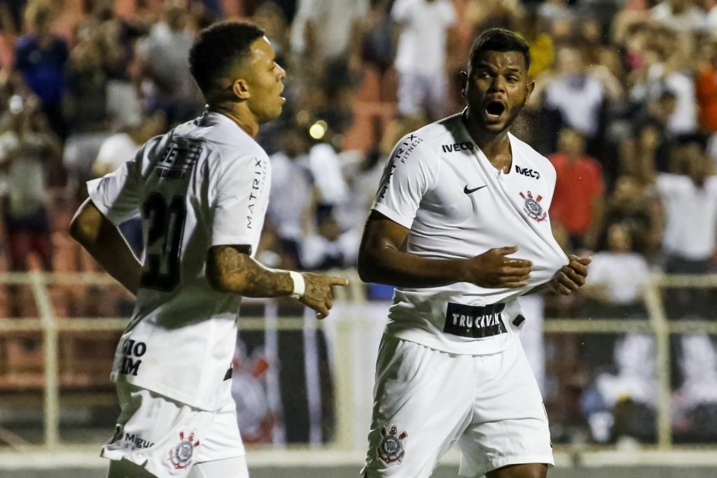 Corinthians goleia e garante vaga na Copinha