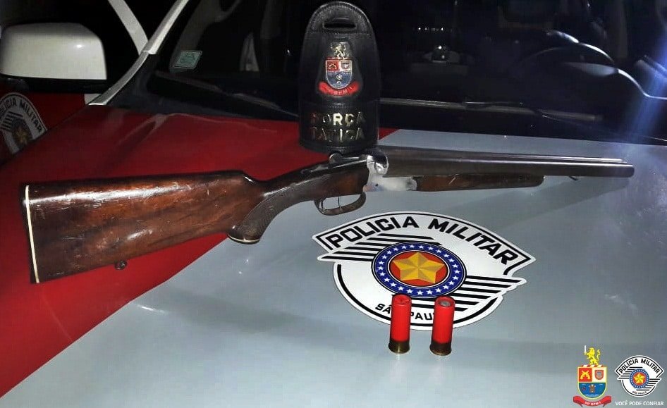 Após denúncia, homem é preso por posse ilegal de arma