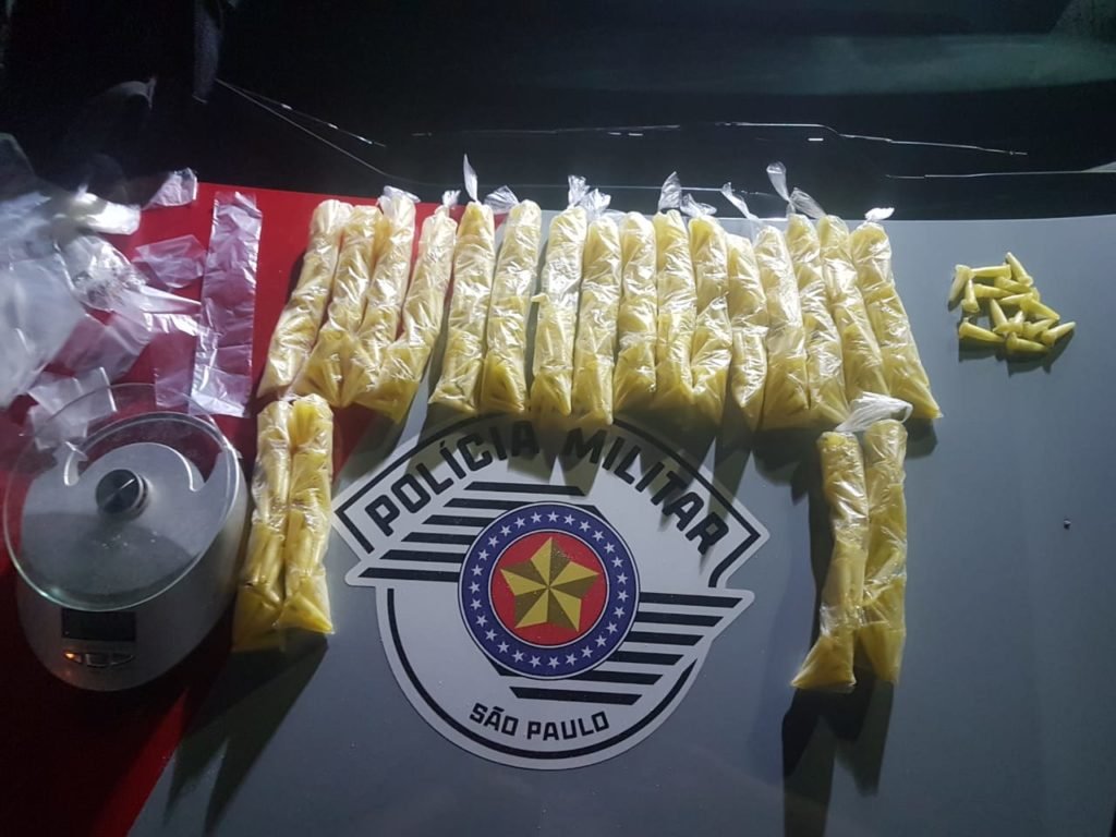 PM prende rapaz com mochila cheia de drogas