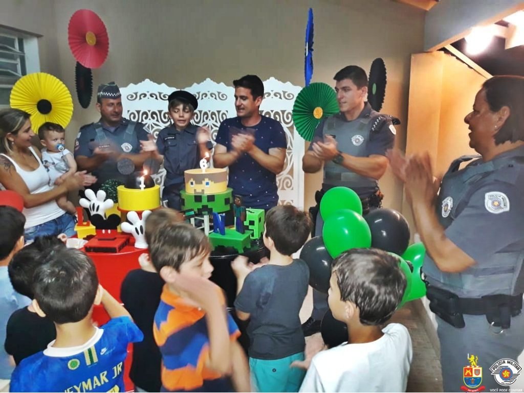 Policiais Militares fazem surpresa em festa de aniversário