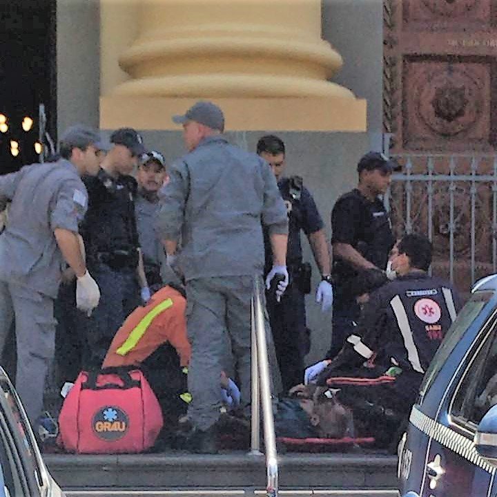 Homem  mata cinco pessoas dentro de igreja