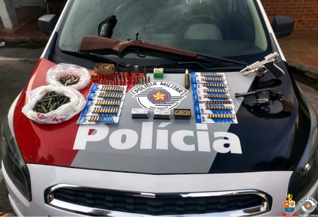 PM prende morador de condomínio por posse ilegal de armas