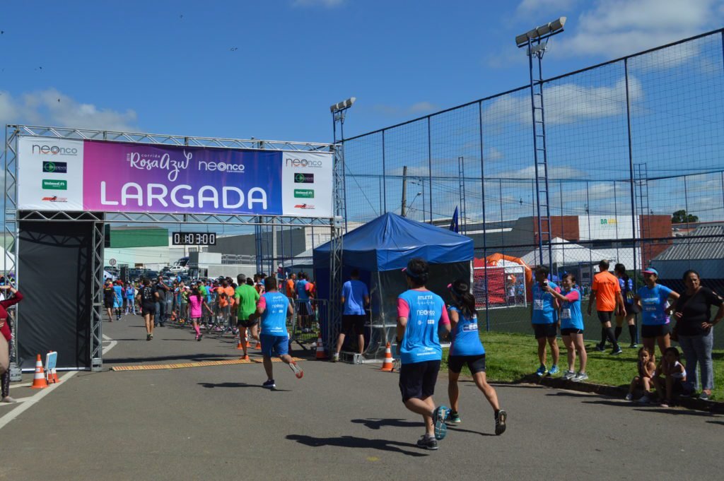 Mais de mil atletas participam de corrida em combate ao câncer