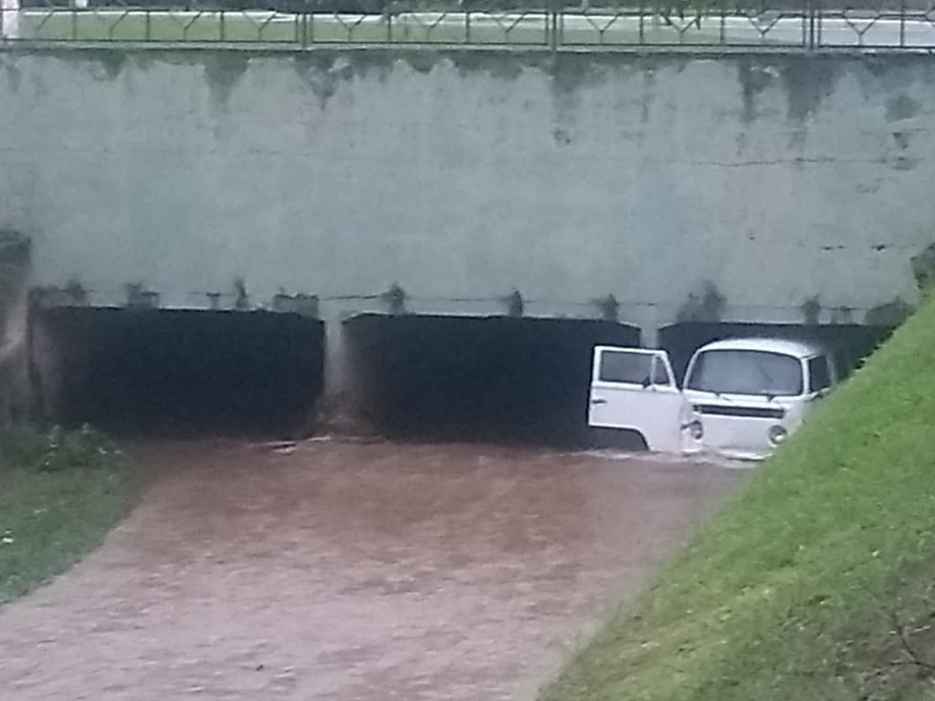 Fortes chuvas causam acidente na Marginal