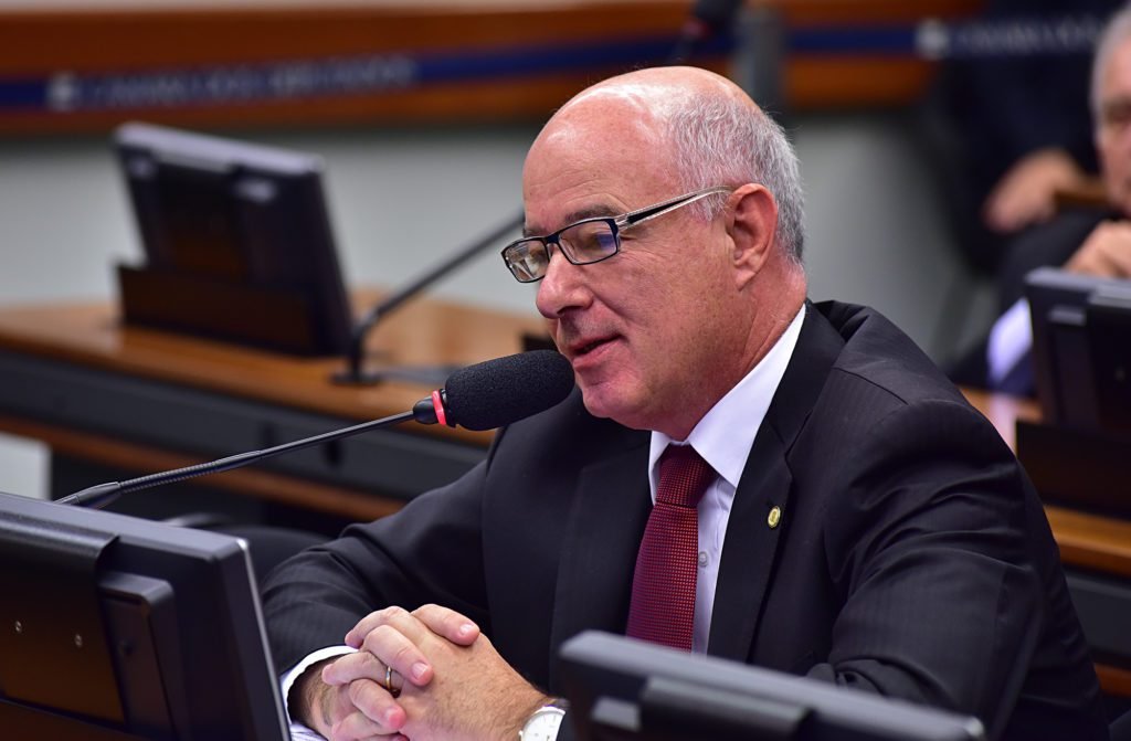 Apenas Herculano Passos consegue se reeleger deputado federal