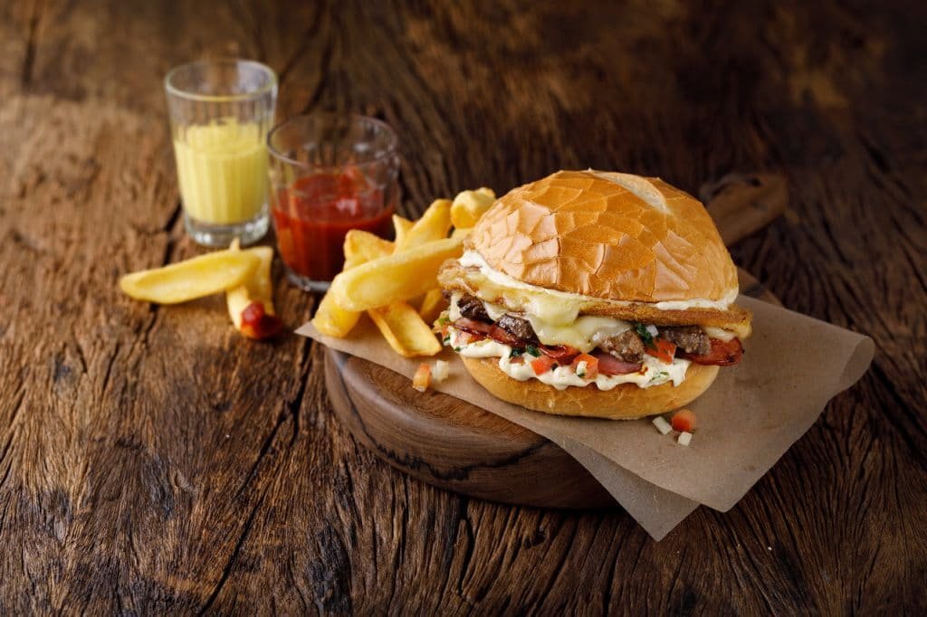 Frango Assado lança super sanduíche com filé mignon e provolone empanado