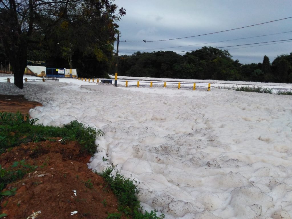 Rio Tietê transborda em Salto