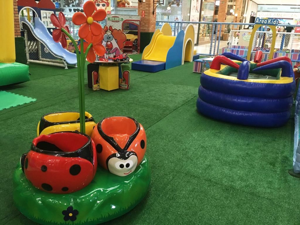 Plaza tem arena de atrações infantis 