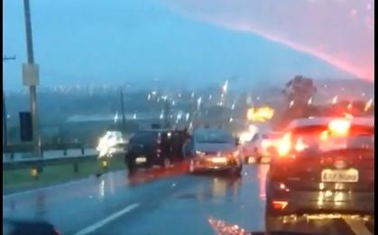 Chuva causa engavetamento de quatro carros