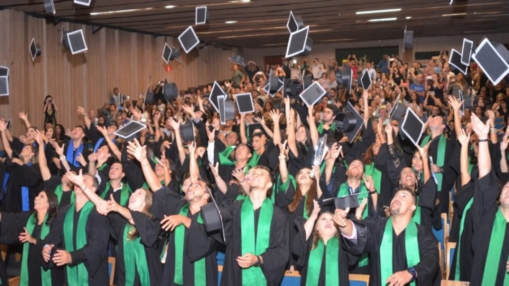 Salário médio de quem tem nível superior é quase o triplo de quem não tem graduação   