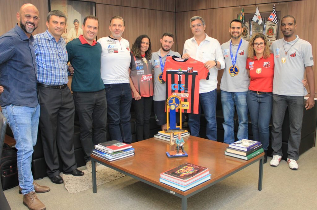 Campeões Mundiais de Futsal Down são recebidos no gabinete do prefeito
