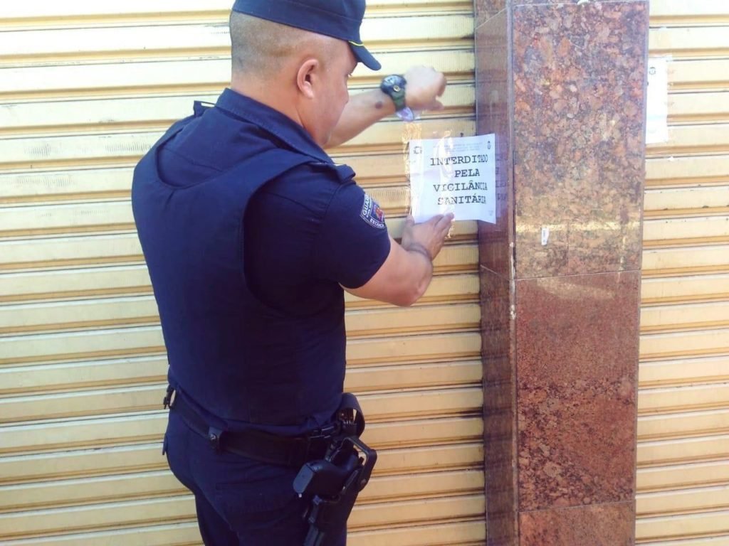 Vigilância Sanitária lacra restaurante na Praça do Carmo
