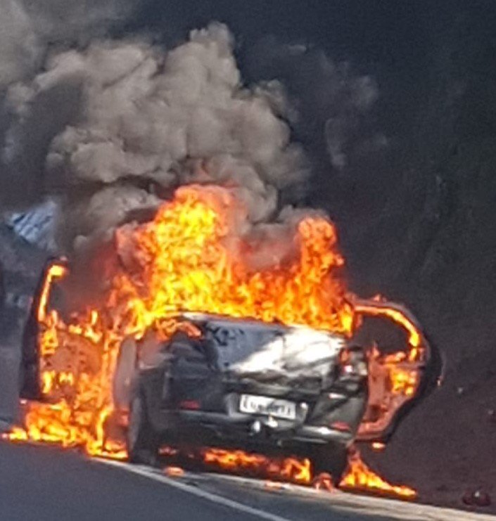 Carro é destruído por fogo na Ermelindo Maffei