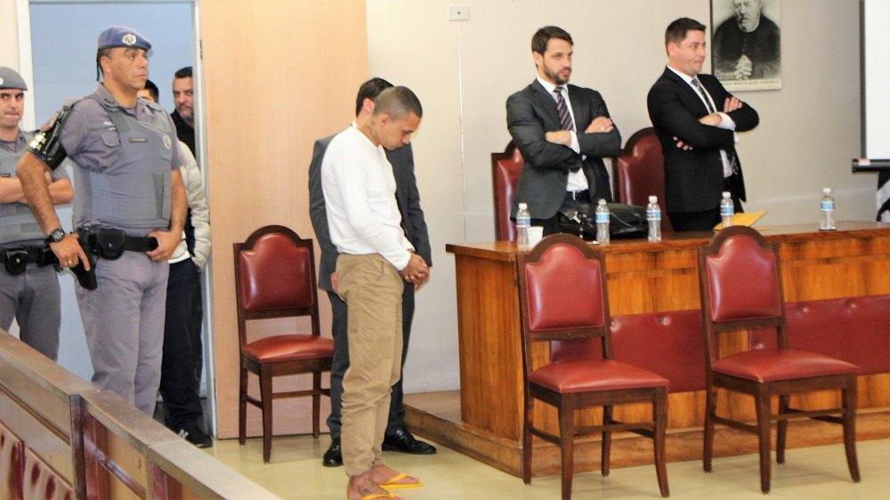 Rapaz que deu 22 facadas em namorada é condenado a 12 anos de prisão