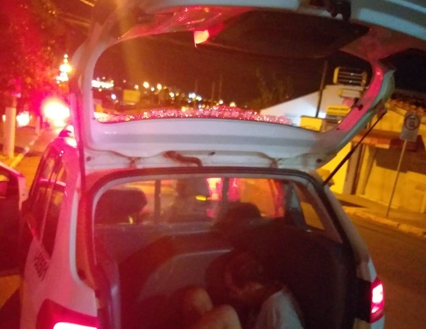 Homem quebra vidro de viatura em tentativa de fuga