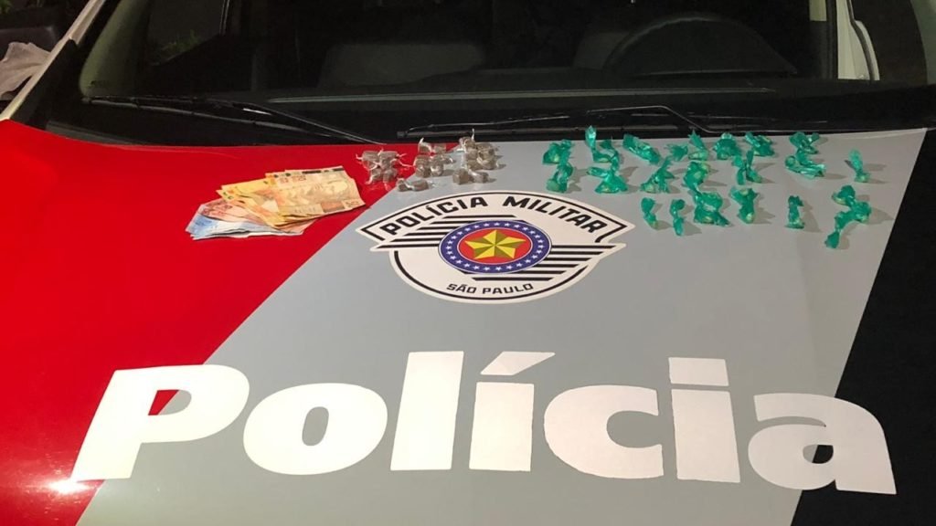 PM flagra adolescente vendendo drogas em bar