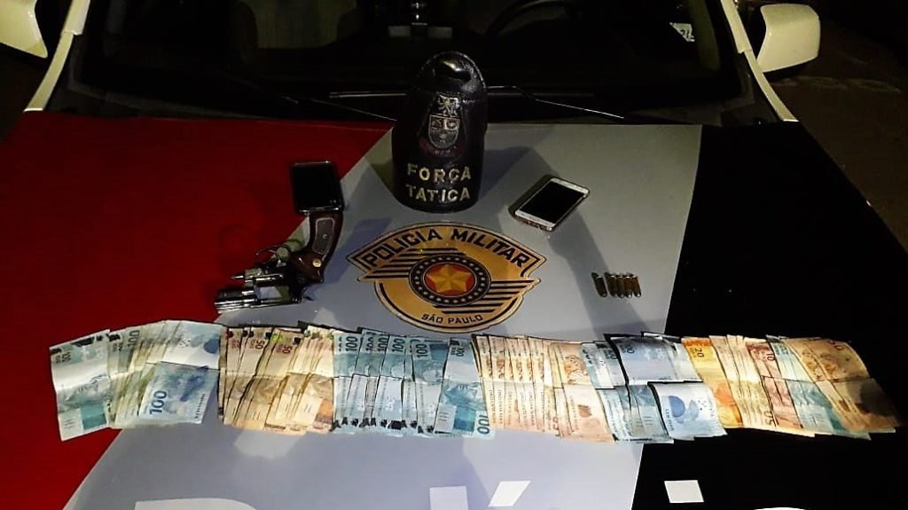 Após denúncia, PM prende homem por posse ilegal de arma