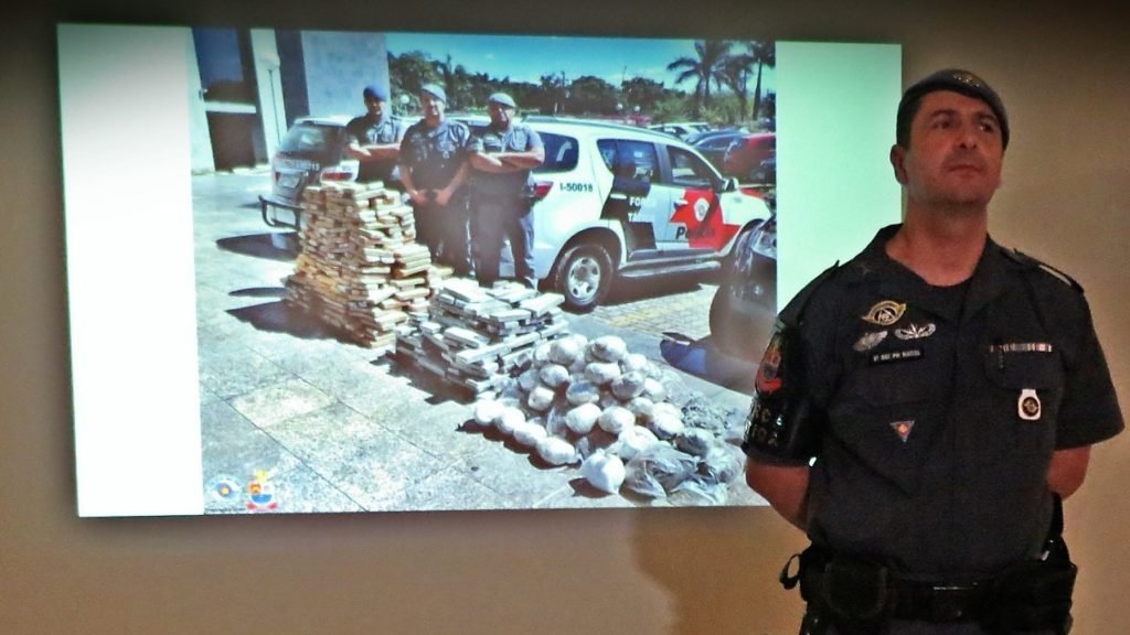 Batalhão homenageia PMs que encontraram 550 kg de drogas em veículo