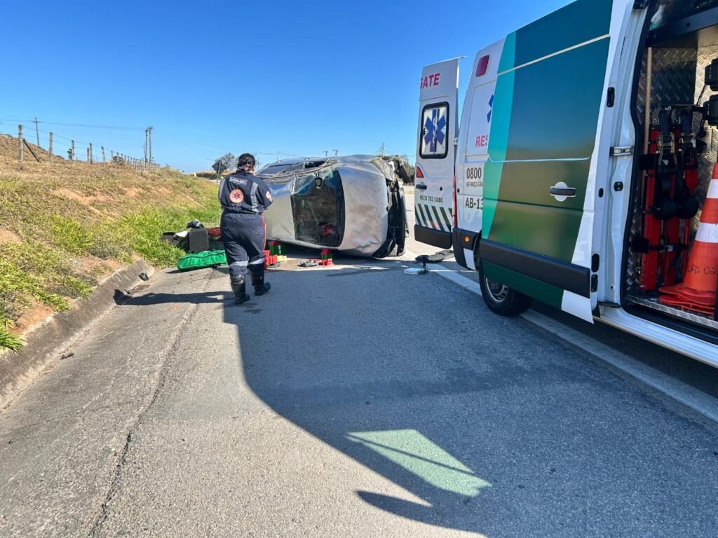 Mulher fica presa em carro após capotamento