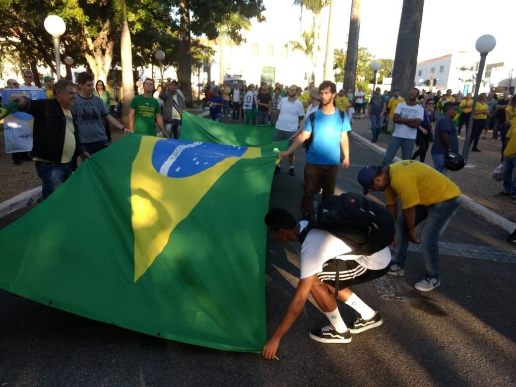 Cerca de 600 pessoas foram às ruas apoiar Bolsonaro