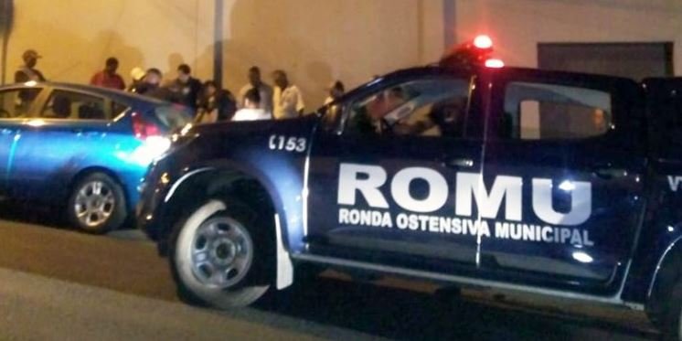 Mulher esfaqueada durante baile segue internada