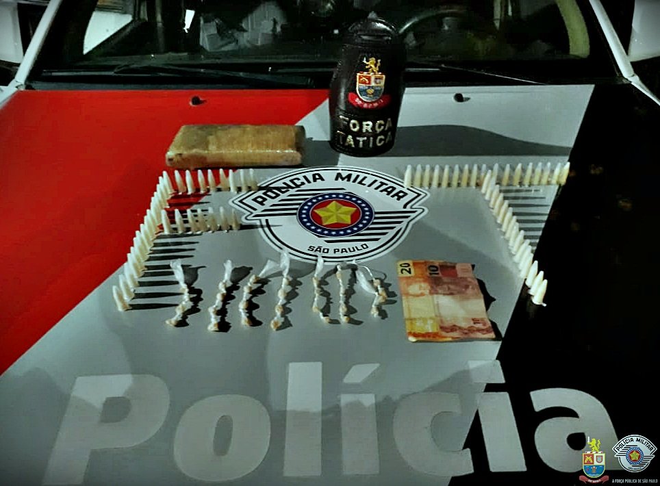 Após denúncia, PM prende dois por envolvimento com drogas