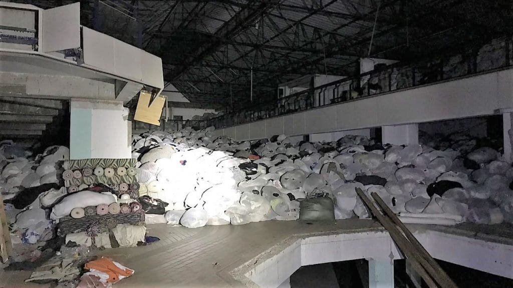 PM encontra mega depósito de roupas contrabandeadas em antiga Prefeitura