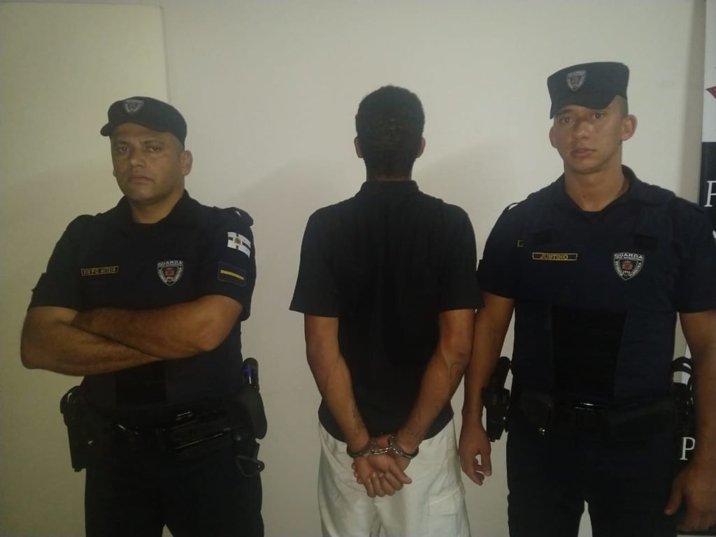 Homem leva facada nas costas no Bom Viver