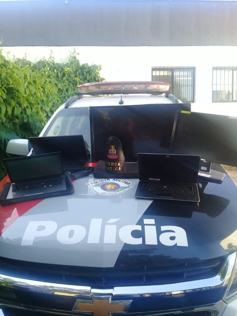 Dois homens e duas mulheres são presas pela PM após furtarem empresa