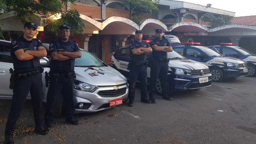 Guardas Municipais recuperam carro roubado no Extra