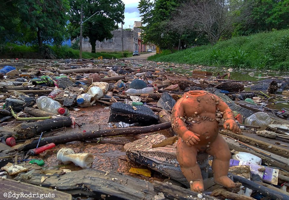 Rio Tietê volta a transbordar e enche ruas de lixo