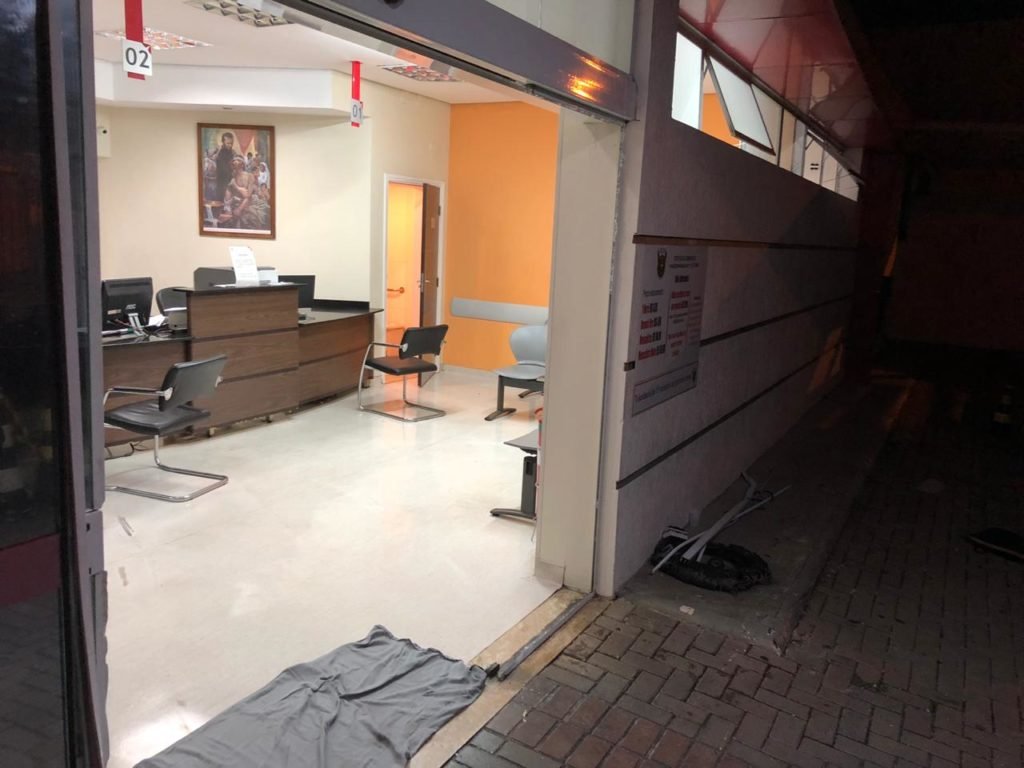 Após perseguição policial, carro invade hospital