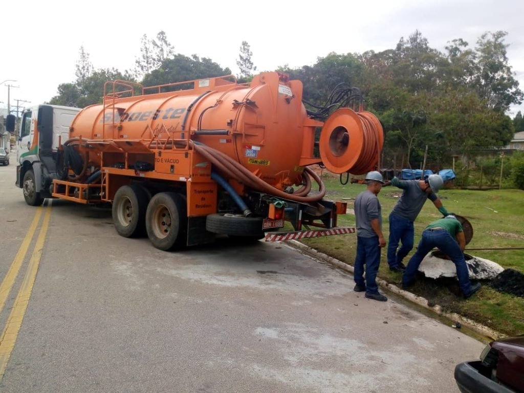 Ligações clandestinas de esgoto atingem mais da metade dos imóveis fiscalizados