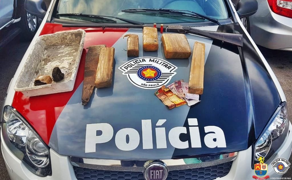PM apreende drogas na Vila Progresso