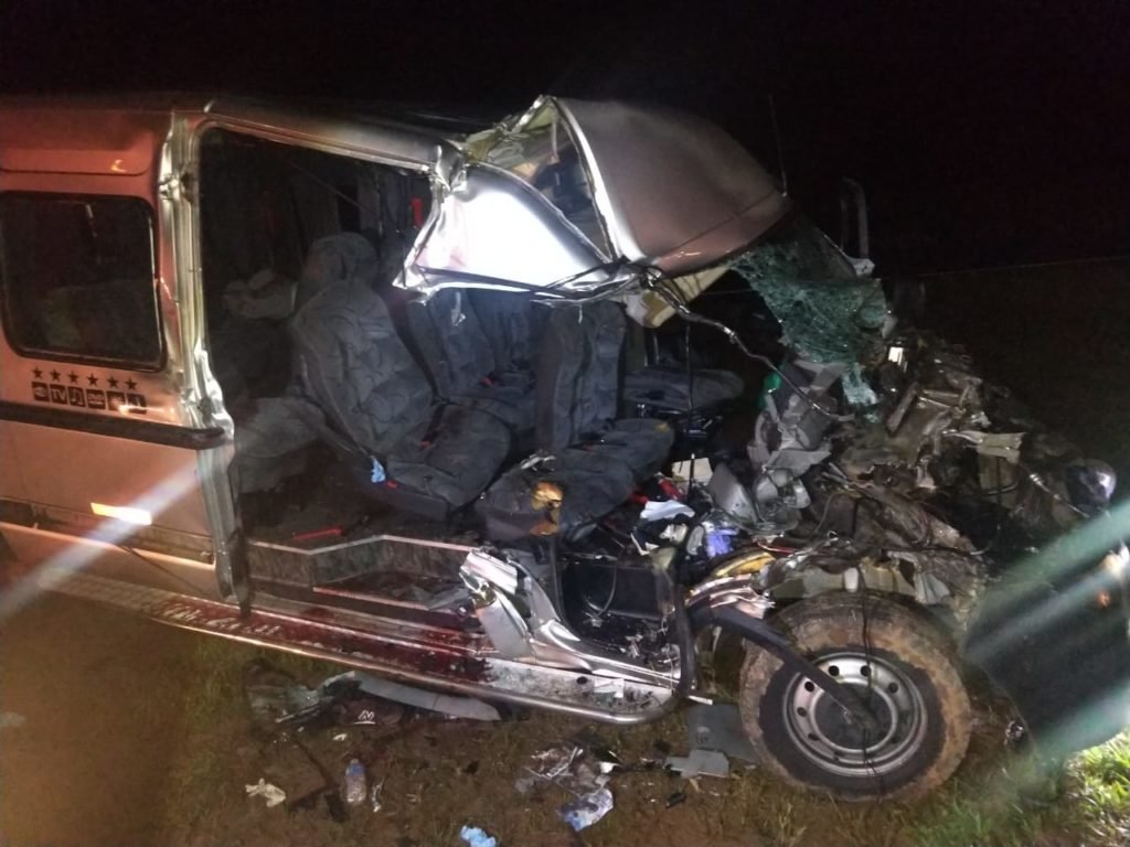 Estudante e motorista morrem em grave acidente com van