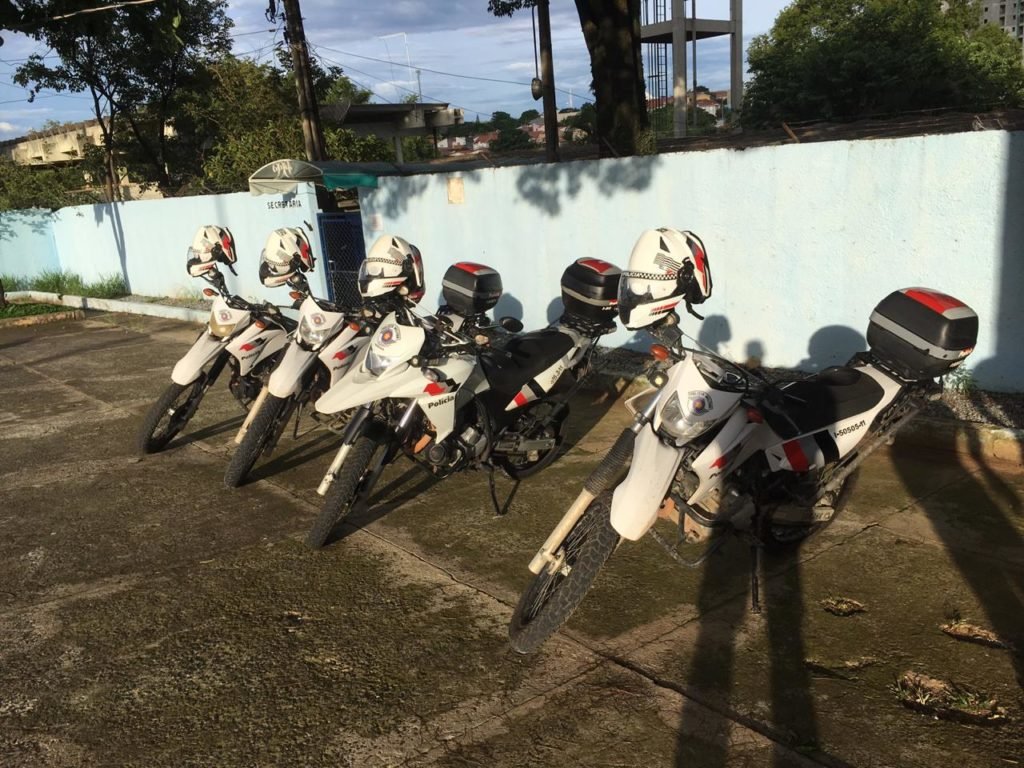 Para fugir da polícia, homem invade escola