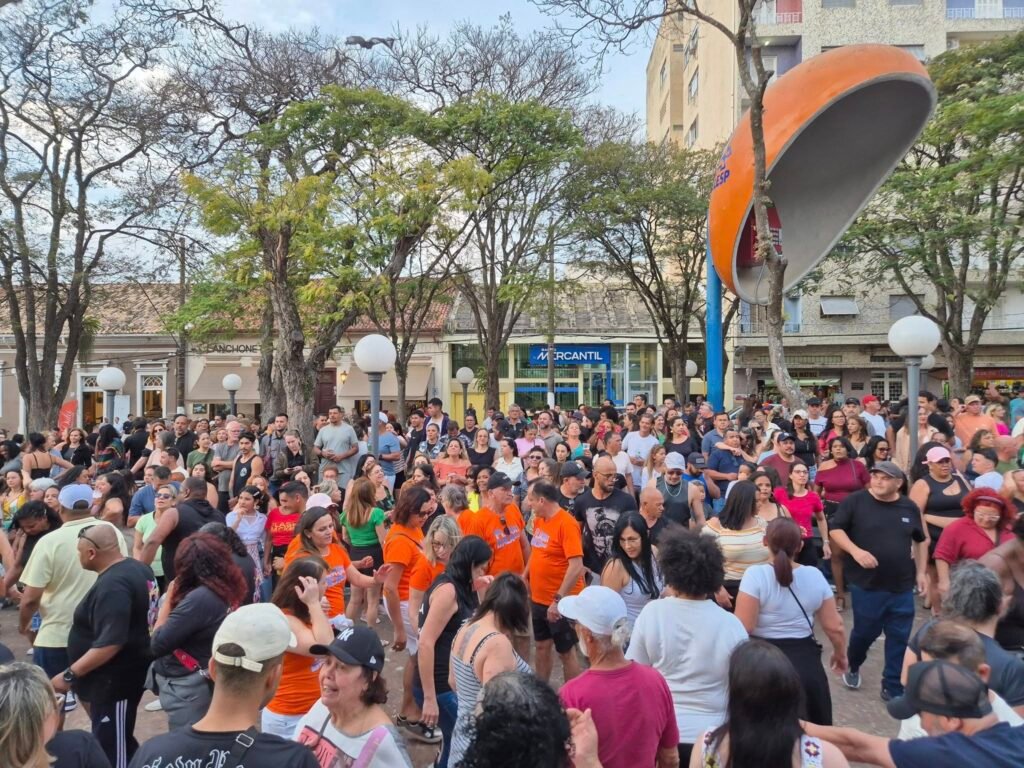 Flashback na Praça reúne grande público no Centro de Itu