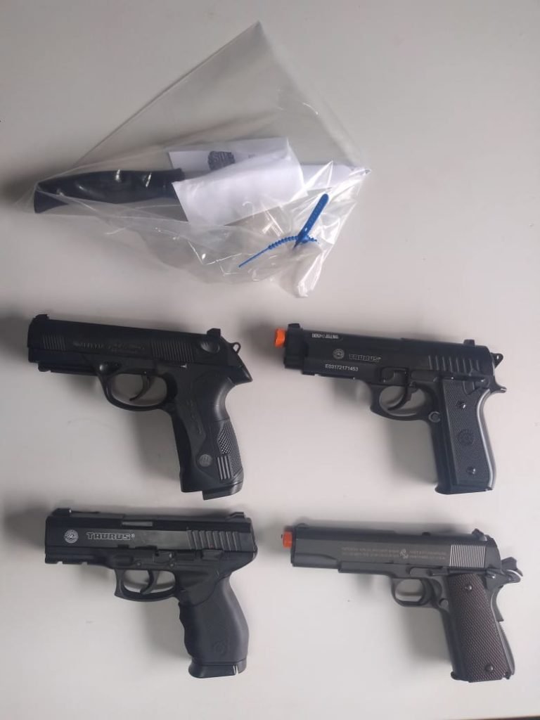 Por furtos e roubo, dois são presos