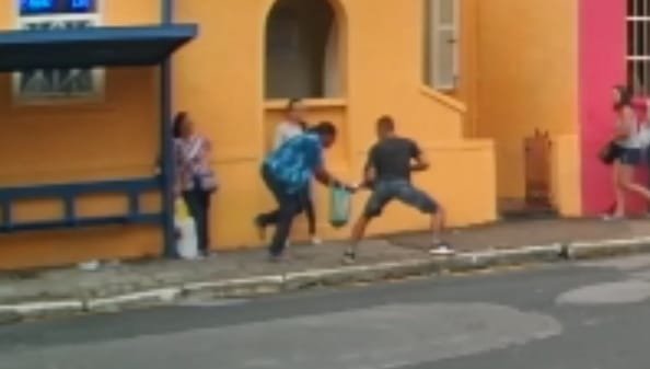 Câmeras flagram assalto em ponto de ônibus