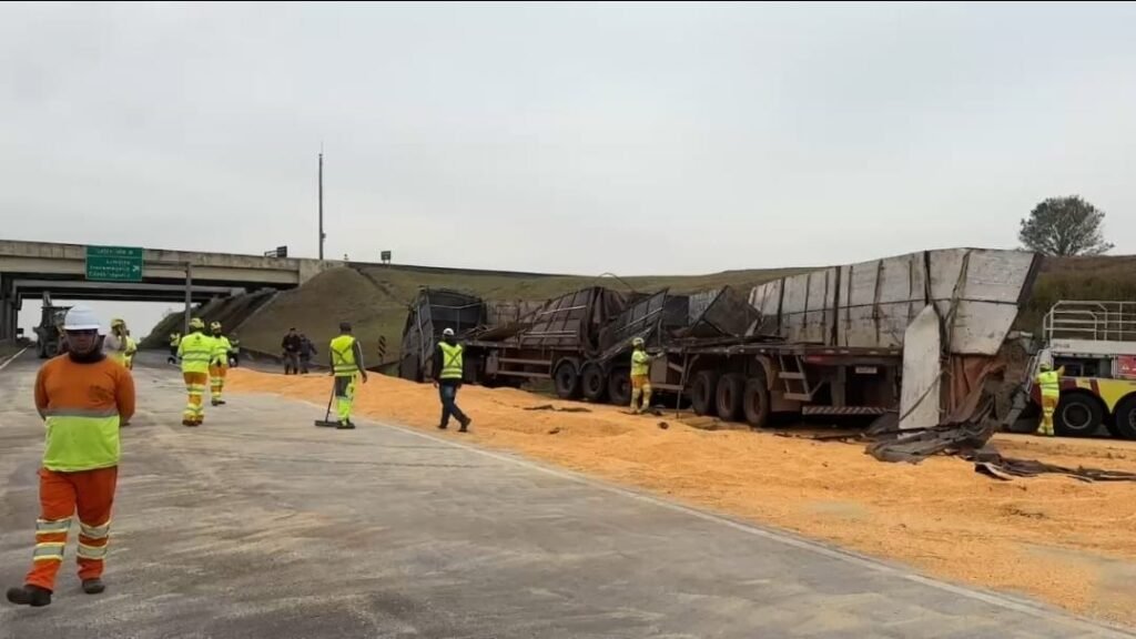 Acidente com 49 toneladas de milho, que vinha para Itu, interdita rodovia; veja vídeo