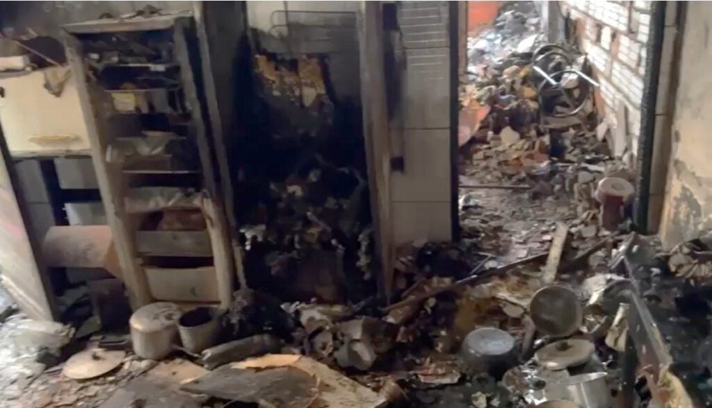 Mulher, que perdeu tudo em incêndio, pede ajuda para reconstruir sua casa