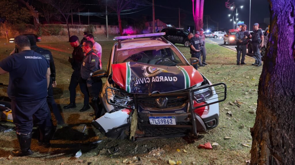 Perseguição termina com GCMs feridos e motociclista entubado