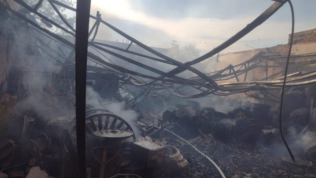 Incêndio atinge empresa em Salto; quatro cães morreram