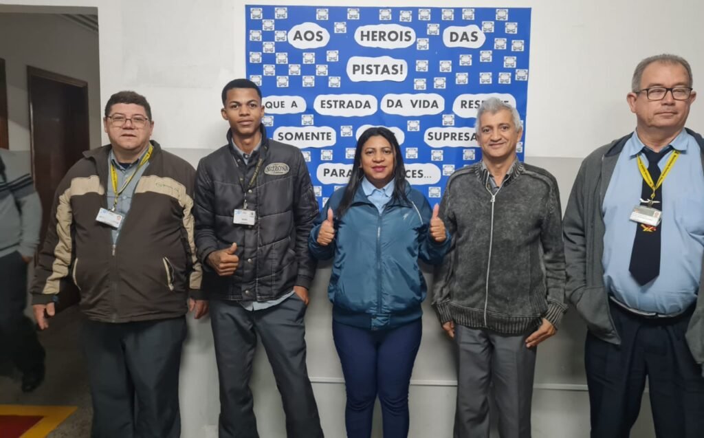 Motoristas ganham brindes e garagem decorada em comemoração ao seu dia