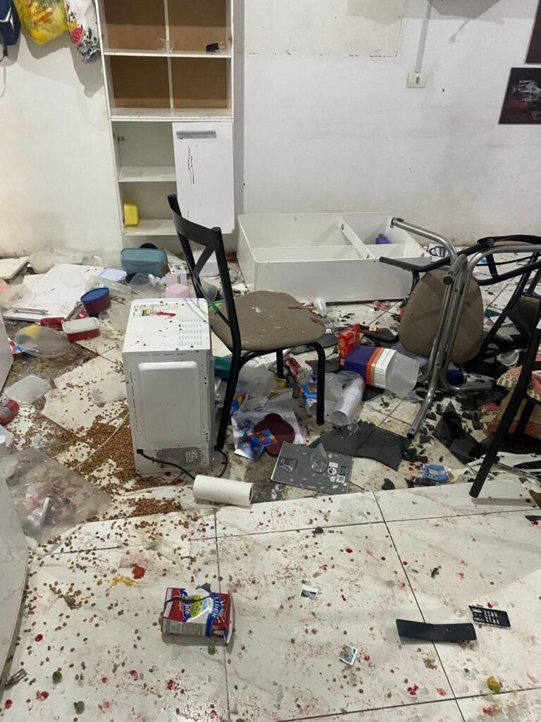 Homem é preso após destruir casa e tentar matar companheira a facadas