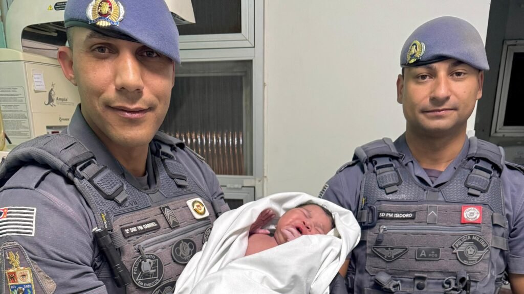 Polícia Militar ajuda em parto de emergência em Itu; bebê nasce na ambulância do SAMU