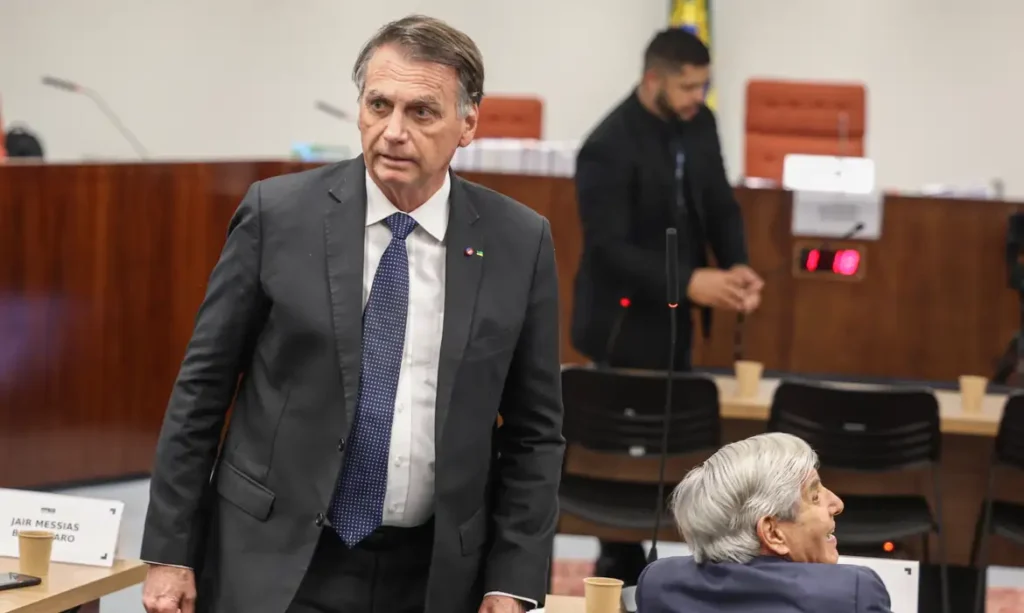 PF cumpre mandados na casa de Jair Bolsonaro, que usará tornozeleira
