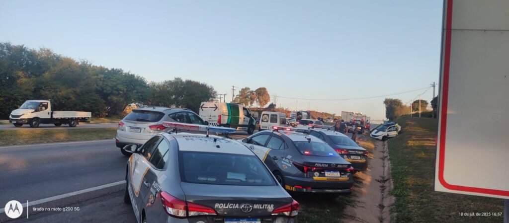 Colisão seguida de capotamento interdita faixa da SP-075 em Itu e causa lentidão