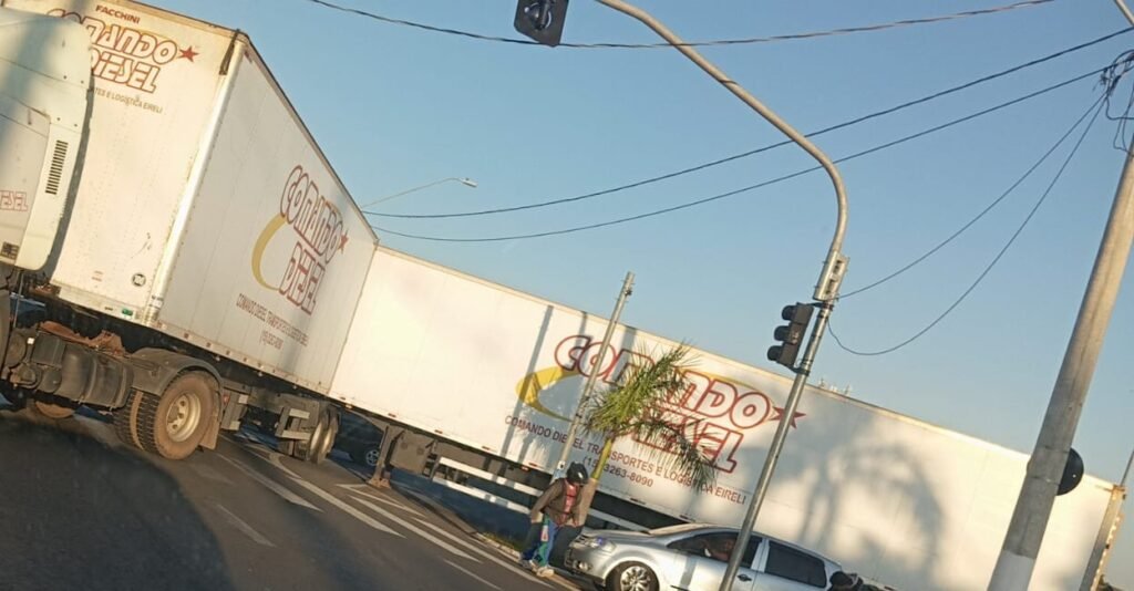 Bitrem bloqueia trânsito em frente ao Tenda e mobiliza Guarda Civil Municipal